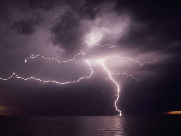 lightning-over-water_270_600x450